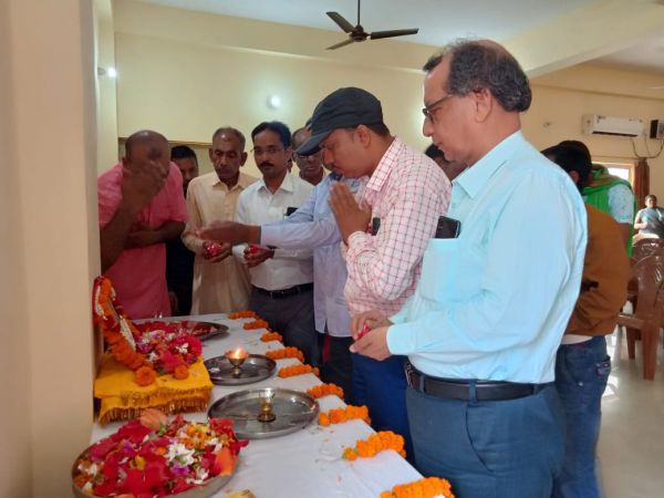 ट्रस्ट परिवार ने शोक सभा का आयोजन कर वरिष्ठ प्रबंधक श्री प्रद्युमन कुमार जी जैन को श्रद्धांजलि अर्पित की ट्रस्ट परिवार ने शोक सभा का आयोजन कर वरिष्ठ प्रबंधक श्री प्रद्युमन कुमार जी जैन को श्रद्धांजलि अर्पित की